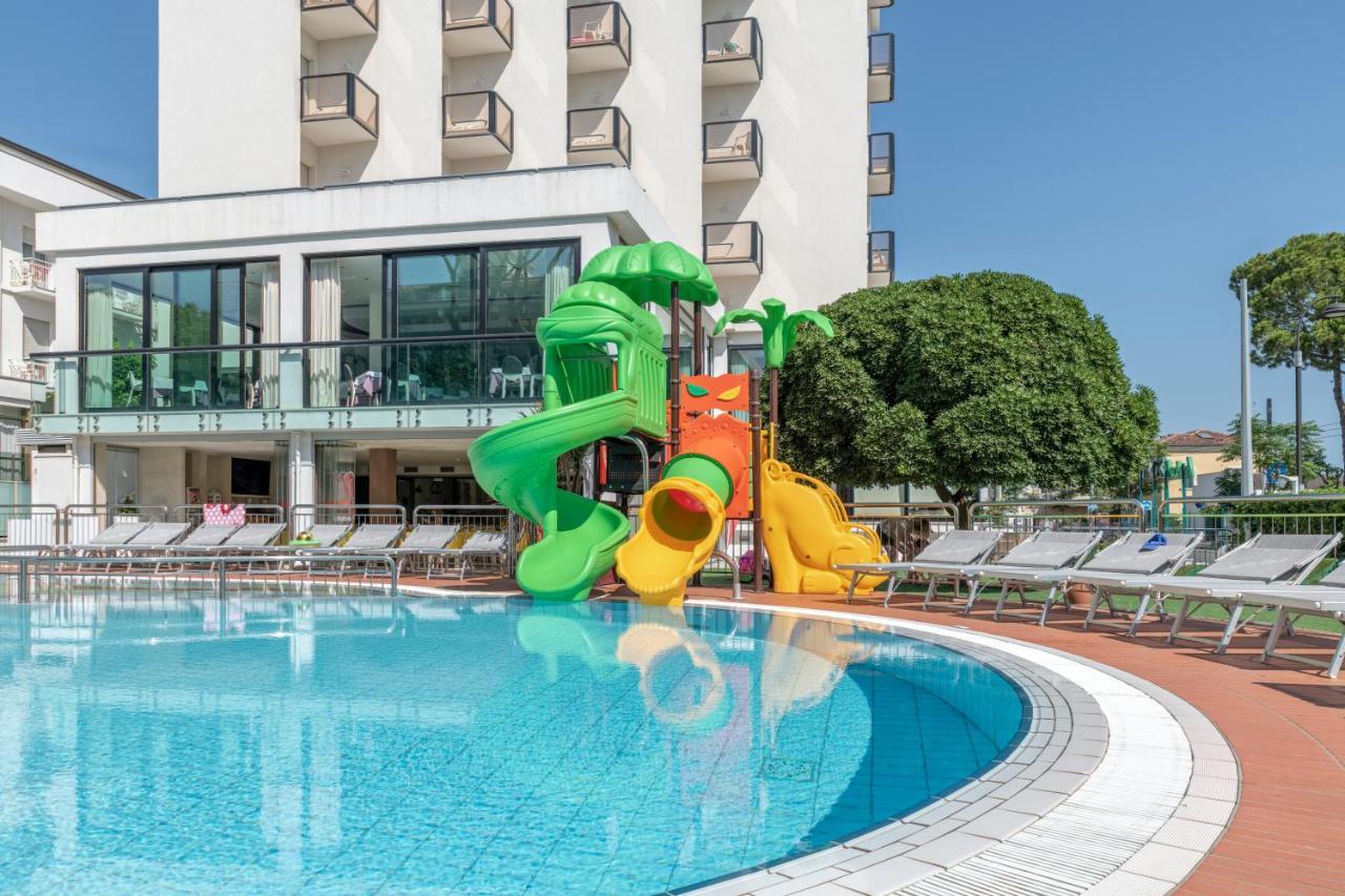 Hotel 2000 Riccione Buitenkant foto
