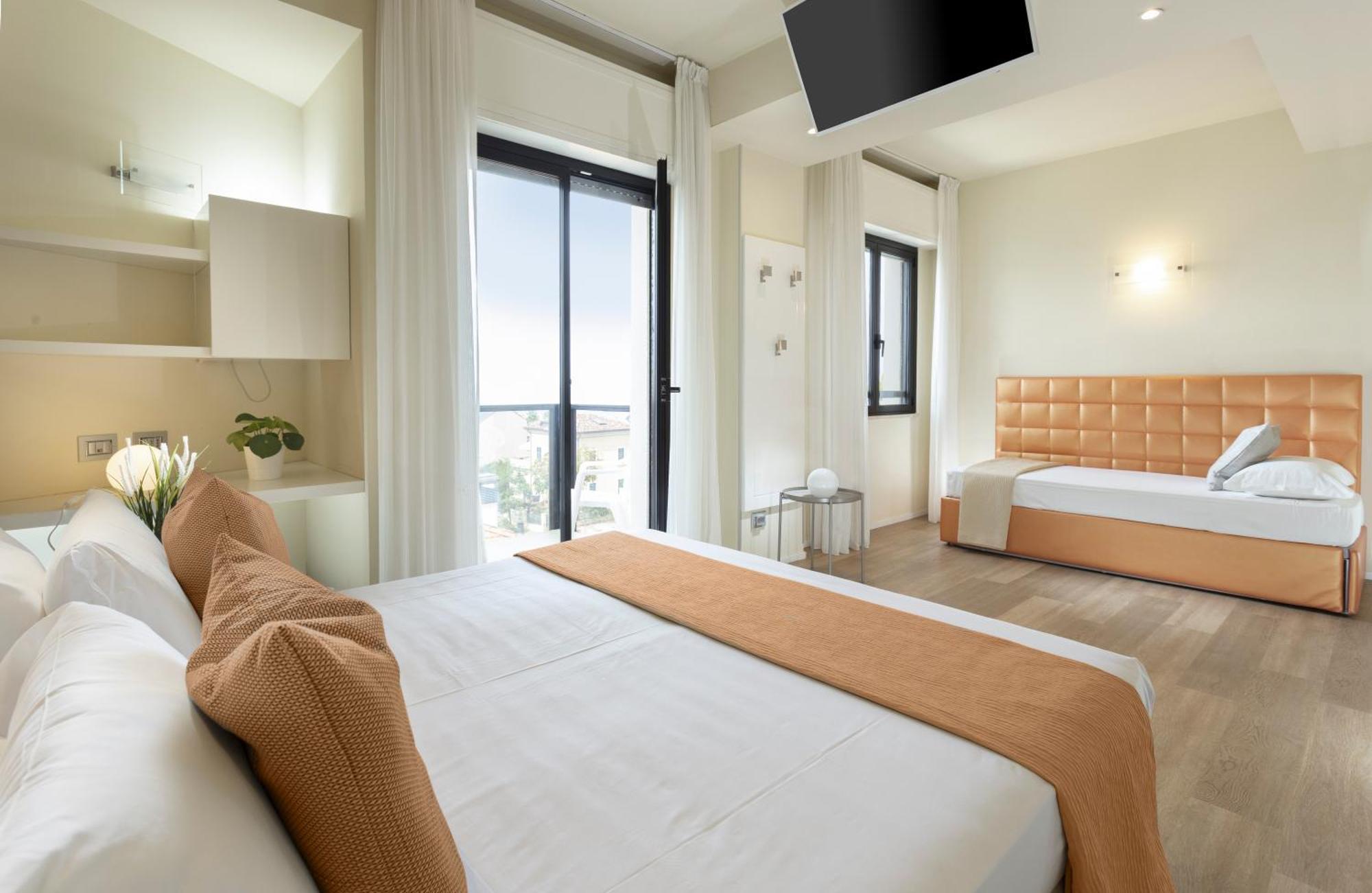 Hotel 2000 Riccione Buitenkant foto